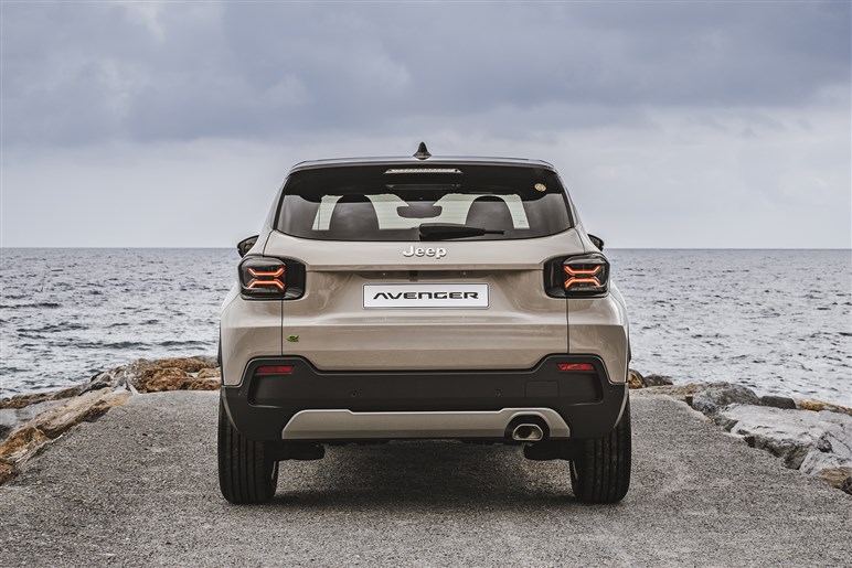 ジープの電動SUV「アベンジャー」は9月26日発表。ブランド最小モデルは街でも目立ちそう