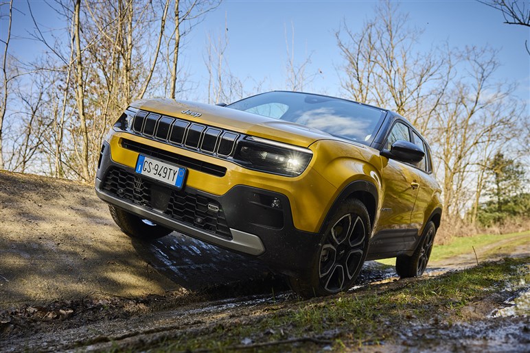 ジープの電動SUV「アベンジャー」は9月26日発表。ブランド最小モデルは街でも目立ちそう