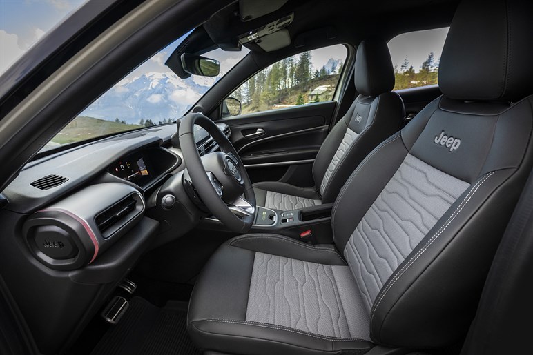 ジープの電動SUV「アベンジャー」は9月26日発表。ブランド最小モデルは街でも目立ちそう