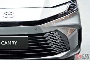 【タイ】全長4.9m！ トヨタ最新「FF“最上級”セダン」実車公開！ 精悍「サメ顔」×流麗“クーペ”ボディがカッコイイ！ 「リッター25km」も走る高級モデル「カムリ」を展示