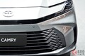 【タイ】全長4.9m！ トヨタ最新「FF“最上級”セダン」実車公開！ 精悍「サメ顔」×流麗“クーペ”ボディがカッコイイ！ 「リッター25km」も走る高級モデル「カムリ」を展示