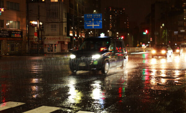 「ま、全く見えない…」夜間、雨天時にクルマのライト乱反射はかなり危険!?「横断歩道で速度落とせ」警察も注意喚起