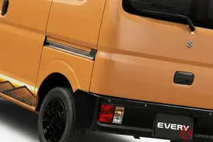 183万円！ スズキ「“新”軽商用バン」に注目！ パワフルな「ターボエンジン」＆超タフな斬新デザイン採用！ ブラックパーツがカッコいい「エブリイ Jリミテッド」とは！