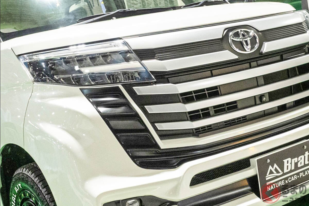 “ランクル顔”のトヨタ「ルーミー」実車展示に反響あり！ 「ギラギラ顔スゴい！」「本家よりグリルが似合う」と好評に!? Brat仕様のSUV風「“スライドドア”ワゴン」に注目！
