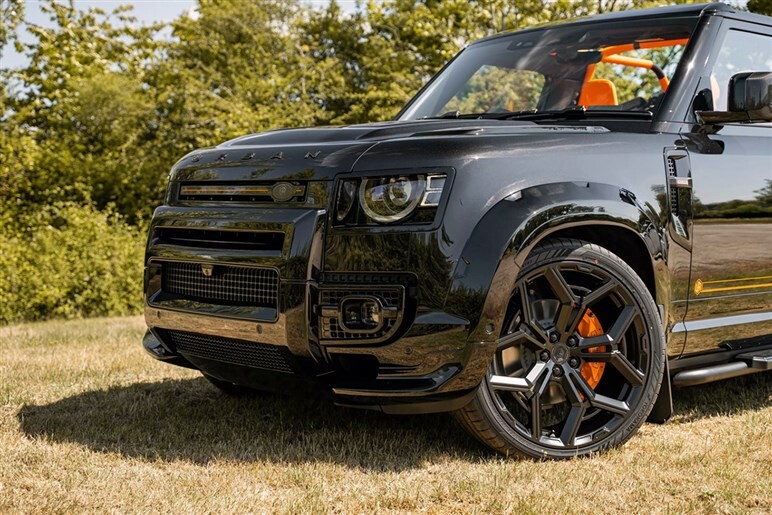 “エルメスオレンジ”の内装が印象的なオープン仕様のカスタム・ディフェンダー90が英イベントに登場