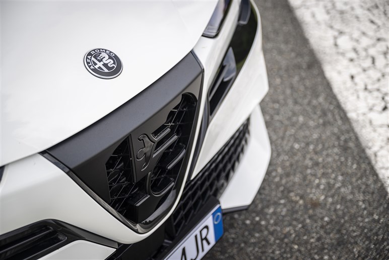 【好調ステランティスの象徴】アルファの入門SUV「ジュニア」がファンなら即決モノの完成度