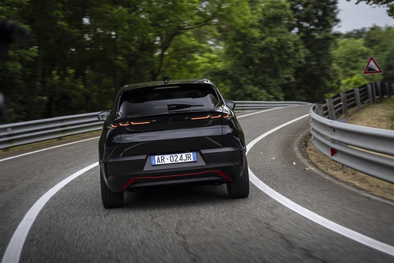 【好調ステランティスの象徴】アルファの入門SUV「ジュニア」がファンなら即決モノの完成度