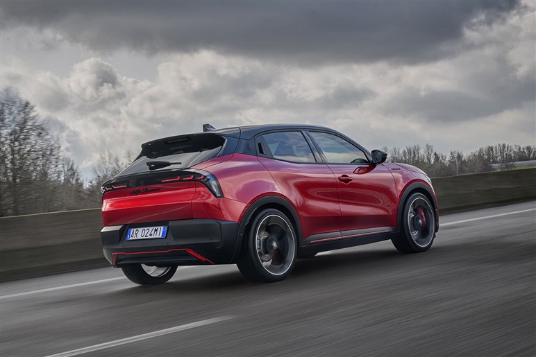 【好調ステランティスの象徴】アルファの入門SUV「ジュニア」がファンなら即決モノの完成度
