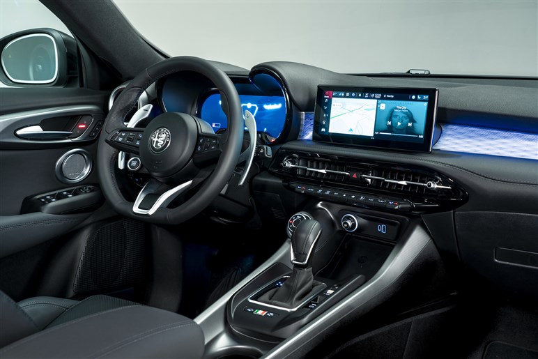 【好調ステランティスの象徴】アルファの入門SUV「ジュニア」がファンなら即決モノの完成度