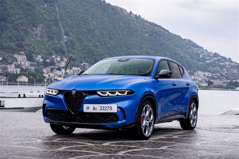 【好調ステランティスの象徴】アルファの入門SUV「ジュニア」がファンなら即決モノの完成度