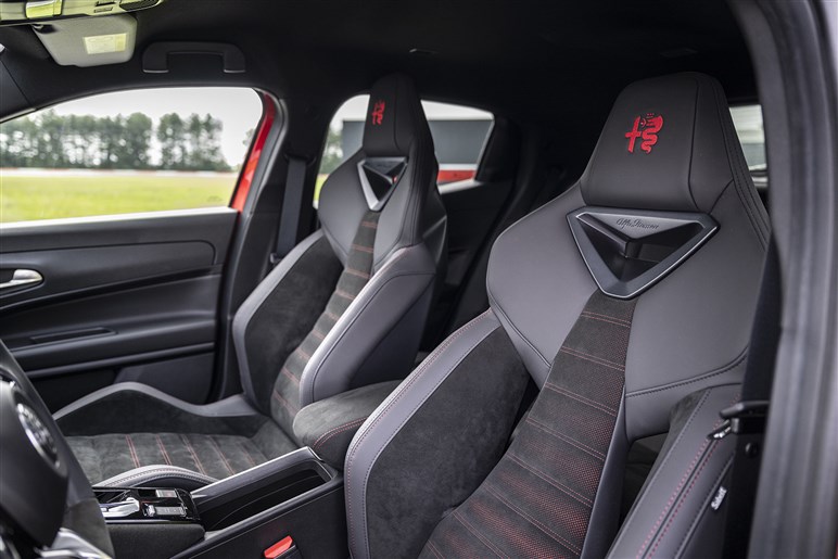 【好調ステランティスの象徴】アルファの入門SUV「ジュニア」がファンなら即決モノの完成度