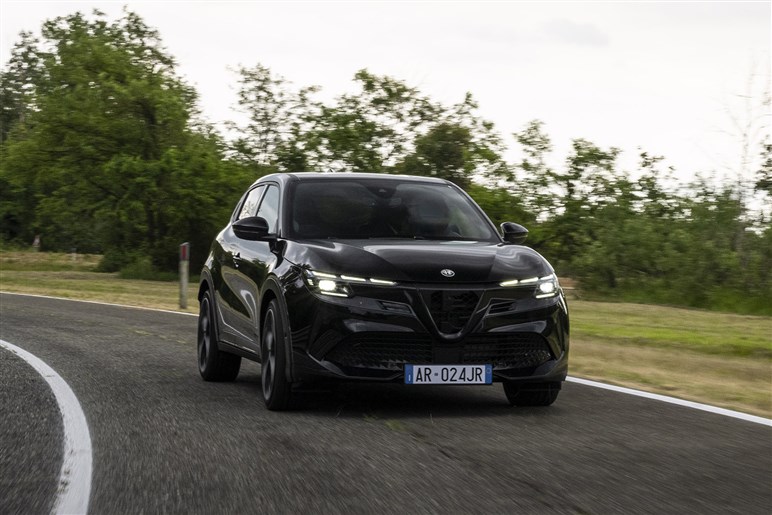 【好調ステランティスの象徴】アルファの入門SUV「ジュニア」がファンなら即決モノの完成度