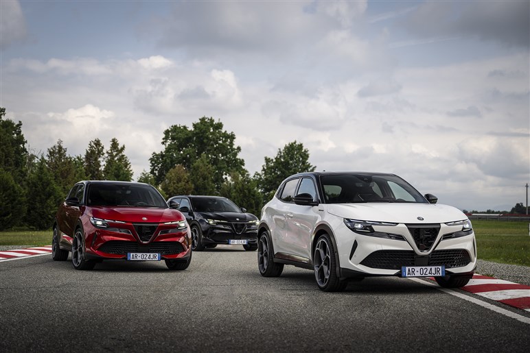 【好調ステランティスの象徴】アルファの入門SUV「ジュニア」がファンなら即決モノの完成度