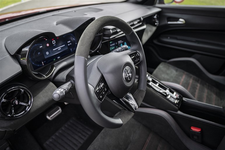 【好調ステランティスの象徴】アルファの入門SUV「ジュニア」がファンなら即決モノの完成度