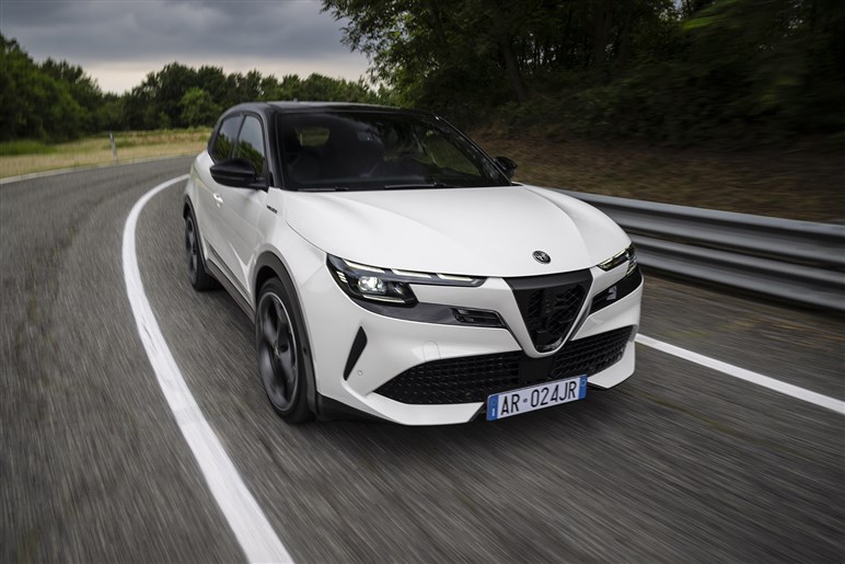 【好調ステランティスの象徴】アルファの入門SUV「ジュニア」がファンなら即決モノの完成度