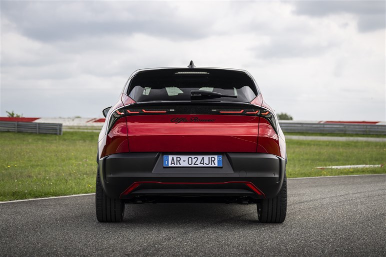 【好調ステランティスの象徴】アルファの入門SUV「ジュニア」がファンなら即決モノの完成度