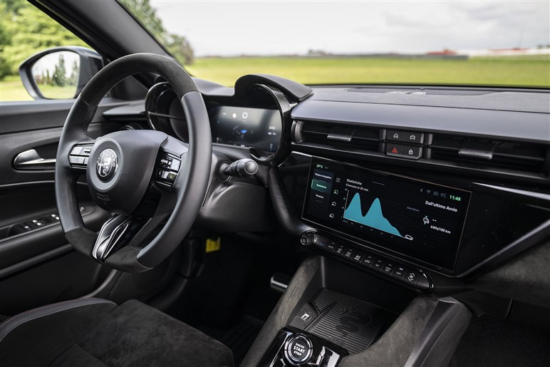 【好調ステランティスの象徴】アルファの入門SUV「ジュニア」がファンなら即決モノの完成度