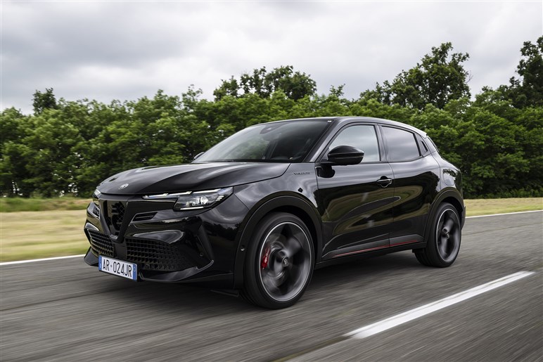 【好調ステランティスの象徴】アルファの入門SUV「ジュニア」がファンなら即決モノの完成度