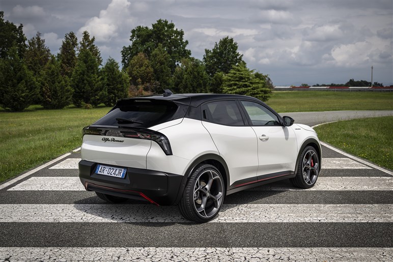 【好調ステランティスの象徴】アルファの入門SUV「ジュニア」がファンなら即決モノの完成度