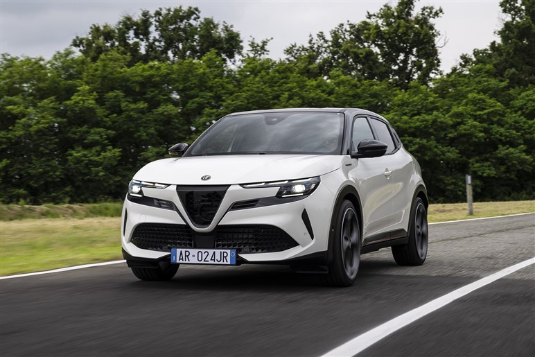 【好調ステランティスの象徴】アルファの入門SUV「ジュニア」がファンなら即決モノの完成度
