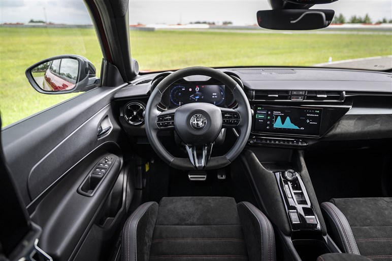 【好調ステランティスの象徴】アルファの入門SUV「ジュニア」がファンなら即決モノの完成度