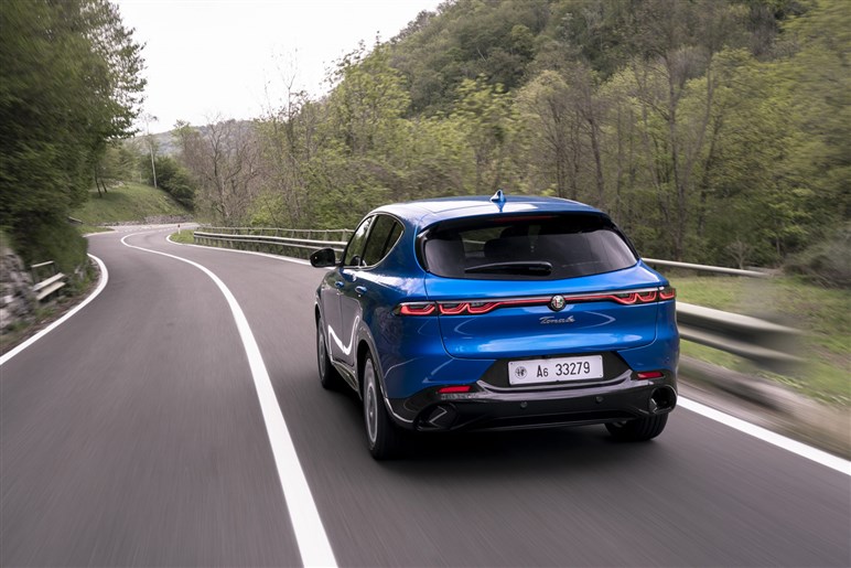 【好調ステランティスの象徴】アルファの入門SUV「ジュニア」がファンなら即決モノの完成度