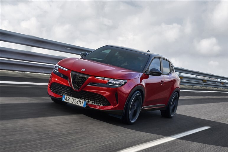 【好調ステランティスの象徴】アルファの入門SUV「ジュニア」がファンなら即決モノの完成度