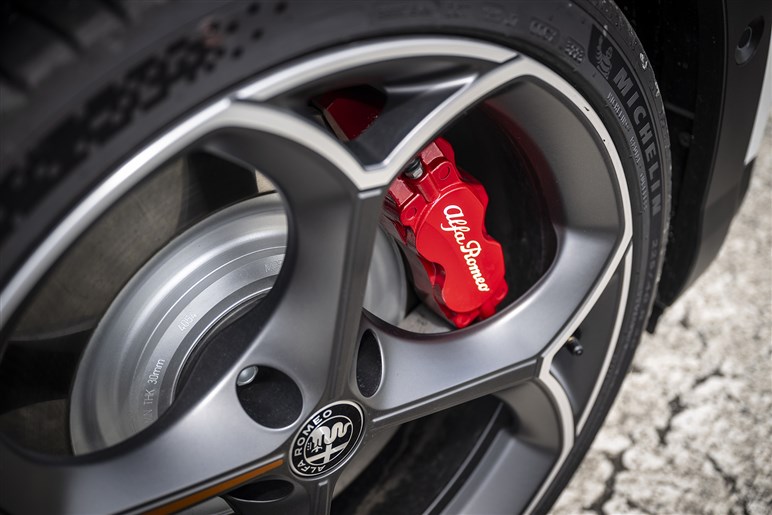 【好調ステランティスの象徴】アルファの入門SUV「ジュニア」がファンなら即決モノの完成度