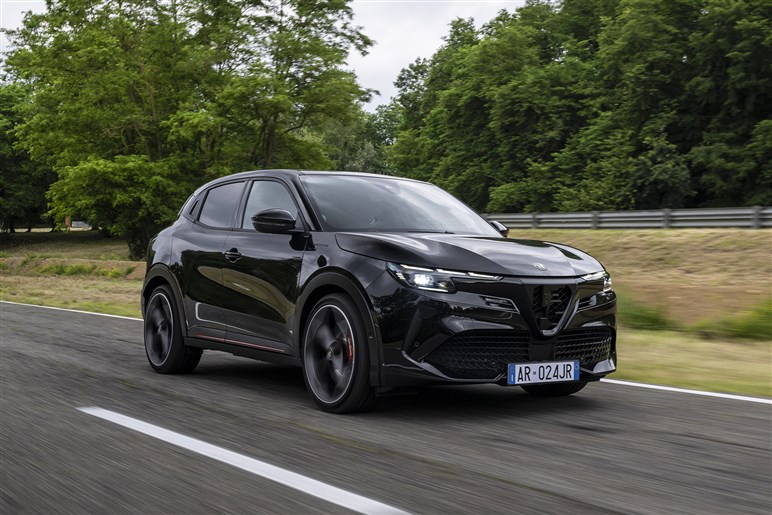 【好調ステランティスの象徴】アルファの入門SUV「ジュニア」がファンなら即決モノの完成度