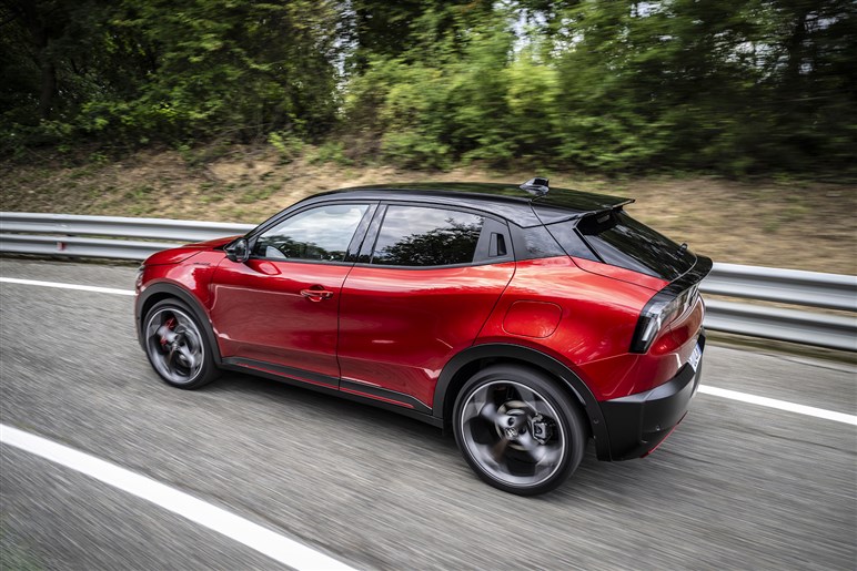 【好調ステランティスの象徴】アルファの入門SUV「ジュニア」がファンなら即決モノの完成度