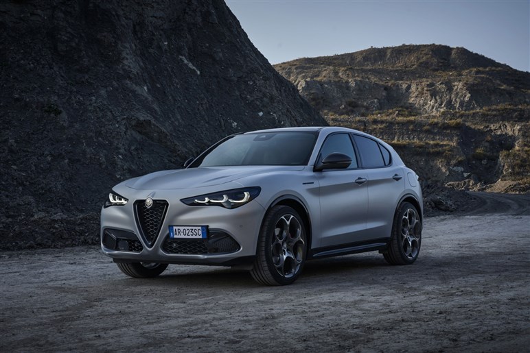 【好調ステランティスの象徴】アルファの入門SUV「ジュニア」がファンなら即決モノの完成度