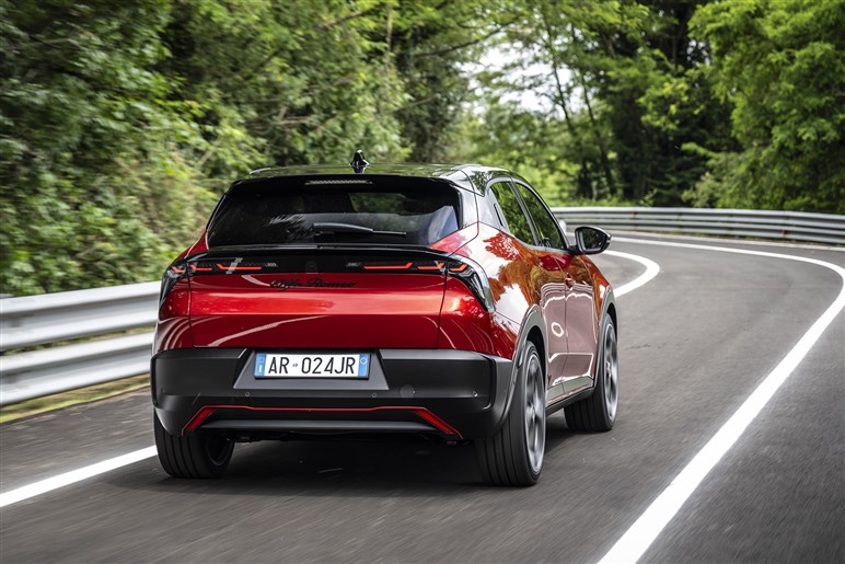 【好調ステランティスの象徴】アルファの入門SUV「ジュニア」がファンなら即決モノの完成度
