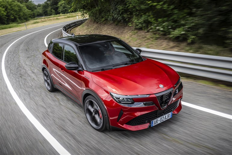 【好調ステランティスの象徴】アルファの入門SUV「ジュニア」がファンなら即決モノの完成度