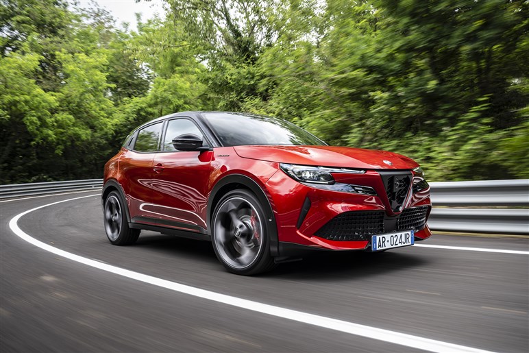 【好調ステランティスの象徴】アルファの入門SUV「ジュニア」がファンなら即決モノの完成度