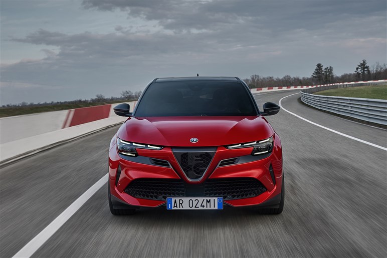 【好調ステランティスの象徴】アルファの入門SUV「ジュニア」がファンなら即決モノの完成度