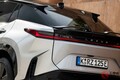 レクサス新型「スゴいSUV」発表！ 400馬力の高性能モデルあり！ まるでMTな新システム＆世界初採用の「操縦かんハンドル」が画期的！「RZ」ドイツ仕様とは！