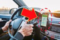 車の「スマホホルダー」違反の可能性も？ ナビ代わりで「フロントガラス」「メーター上」取り付けはNG!? うっかり違反にならない「正しい設置場所」とは