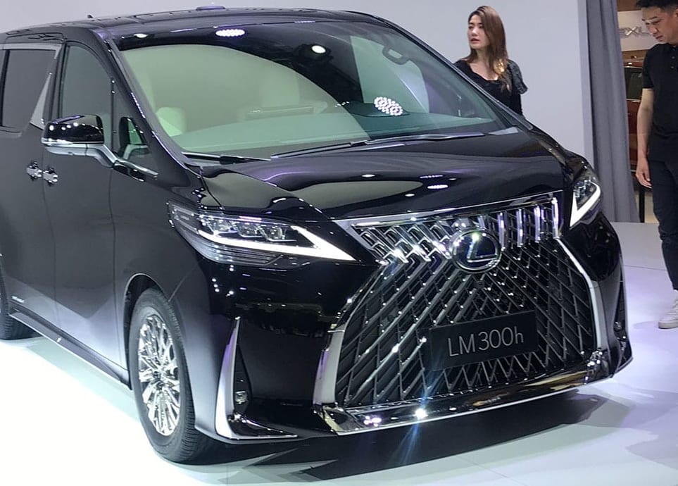 レクサスlmは4人乗りと7人乗り エンジンは サスペンションは Lexus Lm上海モーターショー現地速報2 スタイルワゴン ドレスアップナビ 自動車情報サイト 新車 中古車 Carview