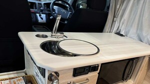 「ふたり旅の理想形」ベッドはダブルサイズ、収納は想像以上。キッチン付きのキャンピングカー。