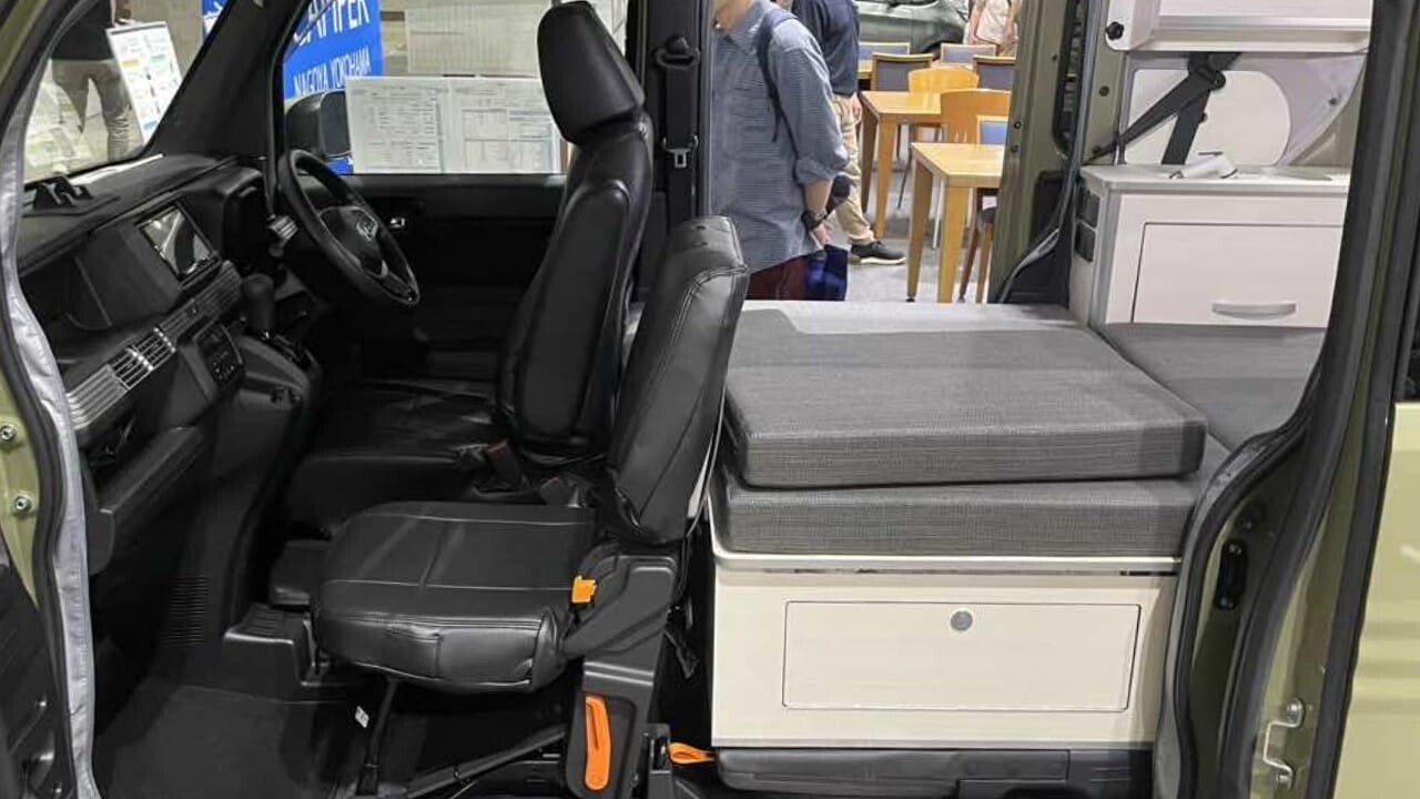 【写真 13枚】→「こんな軽、ズルいって…！」ベッド・収納・コンセント完備の軽キャンパー。