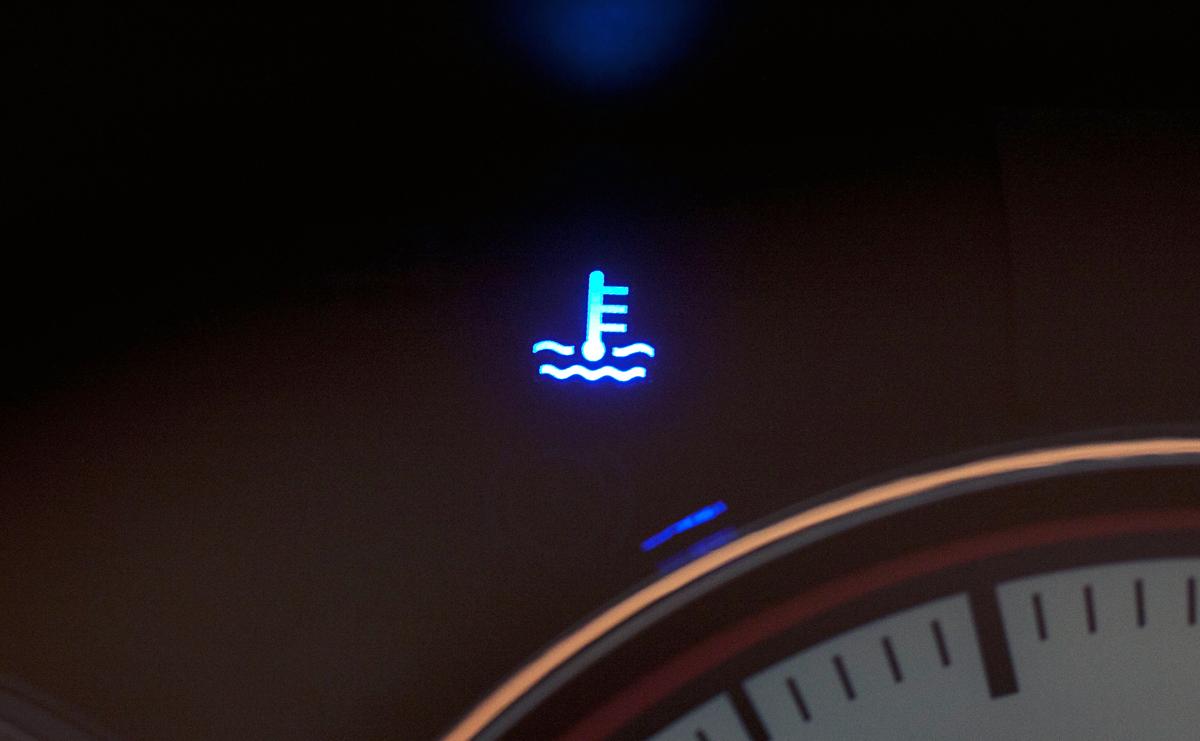 エンジンの暖機完了の合図ではない 青く光る水温警告灯が消える温度と正しい暖気運転とは Web Cartop 自動車情報サイト 新車 中古車 Carview