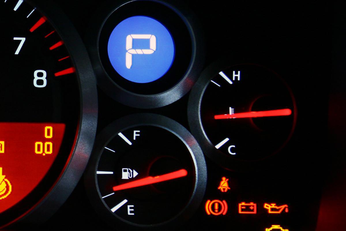 エンジンの暖機完了の合図ではない 青く光る水温警告灯が消える温度と正しい暖気運転とは Web Cartop 自動車情報サイト 新車 中古車 Carview