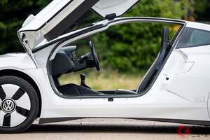 【英国】「リッター111km」も走れるVW「究極のエコカー」登場！ 全長3.9mサイズに700kg台「軽量・クーペボディ」採用の「XL1」！ 驚異の“1000万円超え”価格で落札