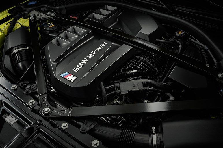 新型BMW M3・M4公開。新グリルのネオクラシックな顔や斬新なインテリアに注目＆予想価格も