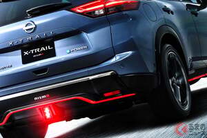 日産が新型「“本格スポーティ”SUV」発売！ “高性能モデル”を主張する「赤い専用パーツ」がカッコイイ！ 独自チューニングの“四輪駆動システム”も搭載した「新型エクストレイル NISMO」の凄さとは！