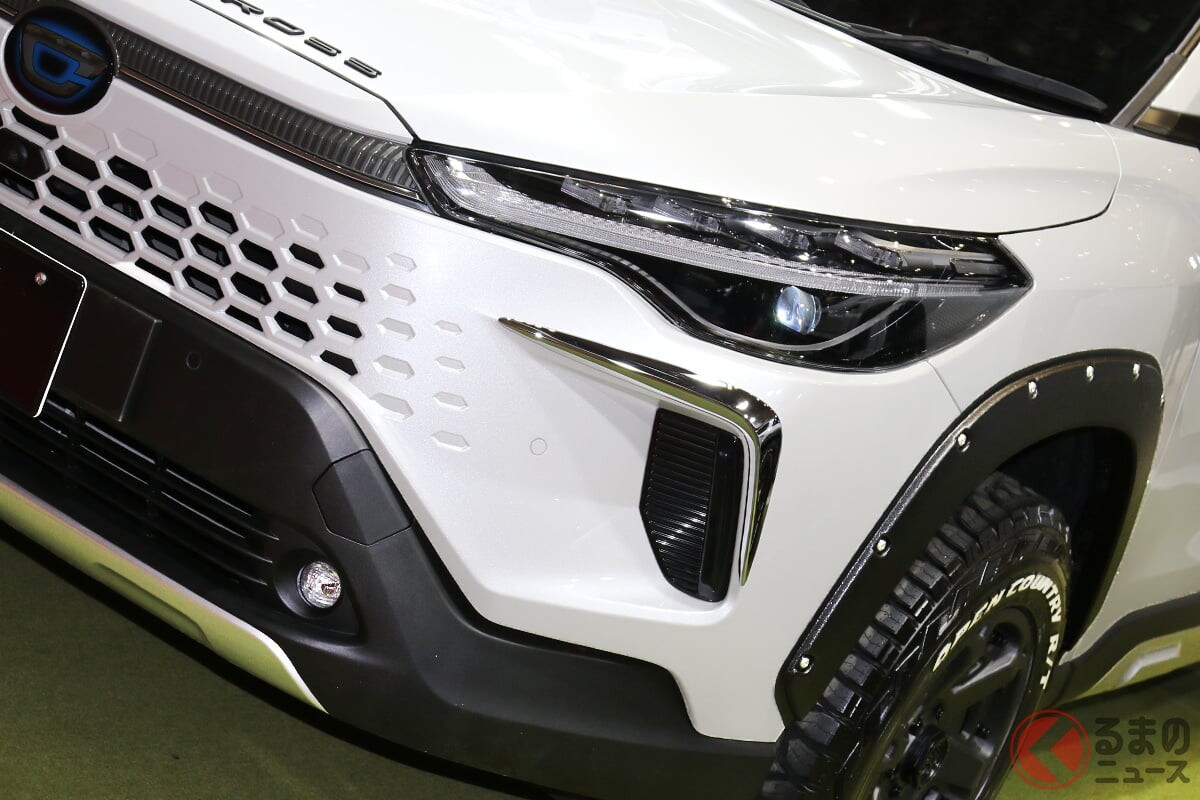 トヨタ斬新「カローラクロス」に大反響！ まさかの「新型顔」×オフロード仕様に「めちゃカッコイイ」「タフ感あって好き」の声！ 実際に“レンタカーで乗れる”アクセルオートのカスタムカーに熱視線！