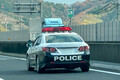 パトカーは200km/hでぶっ飛ばして取り締まってもOKってマジ!?　スピード違反取締に限って適用される「特例の特例」ってなに？