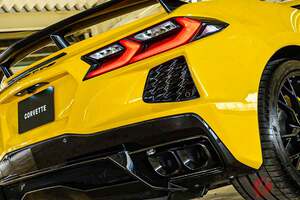 日本専用の「“新”スーパーカー」発表！ 500馬力超えの「V8」搭載＆全長4.6m級ボディ採用！ 30年ぶり復活の「イエロー」まとった「シボレー コルベット」登場