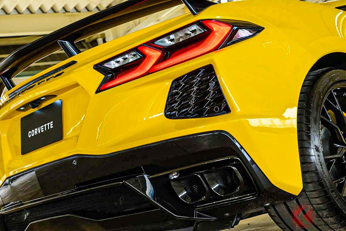 日本専用の「“新”スーパーカー」発表！ 500馬力超えの「V8」搭載＆全長4.6m級ボディ採用！ 30年ぶり復活の「イエロー」まとった「シボレー コルベット」登場