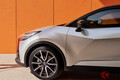 トヨタが新しい「C-HR」世界初公開！ 斬新デザインは「新旧」どう変わった？ 7年ぶり全面刷新で初代の「驚き」超えた？ 欧州でお披露目